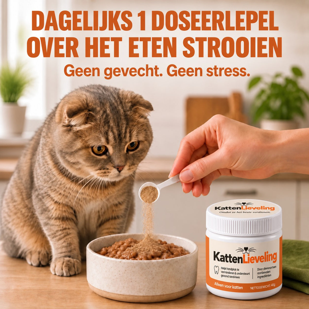 Dagelijks één doseerlepel KattenLieveling over het eten strooien